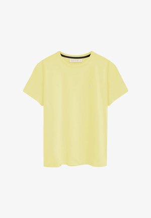 Geel T-shirt met korte mouwen en ronde hals, met een klein wit geborduurd logo op de linkerborst en een label binnenin de kraag.