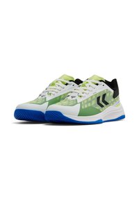 Groene en witte sport schoenen met een gestructureerd patroon, zwarte accenten en een blauwe rubberen zool; voorzien van vetersluiting en dempende details.