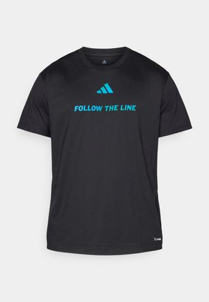 Svart trenings t-skjorte laget av lettvevstoff, med "FØLG LINJEN" i klar blå og en liten logo nær kanten.