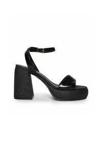Sandales à plateforme noires avec un talon bloc texturé, finition brillante sur les sangles, une bride de cheville avec une boucle et un design à bout ouvert.
