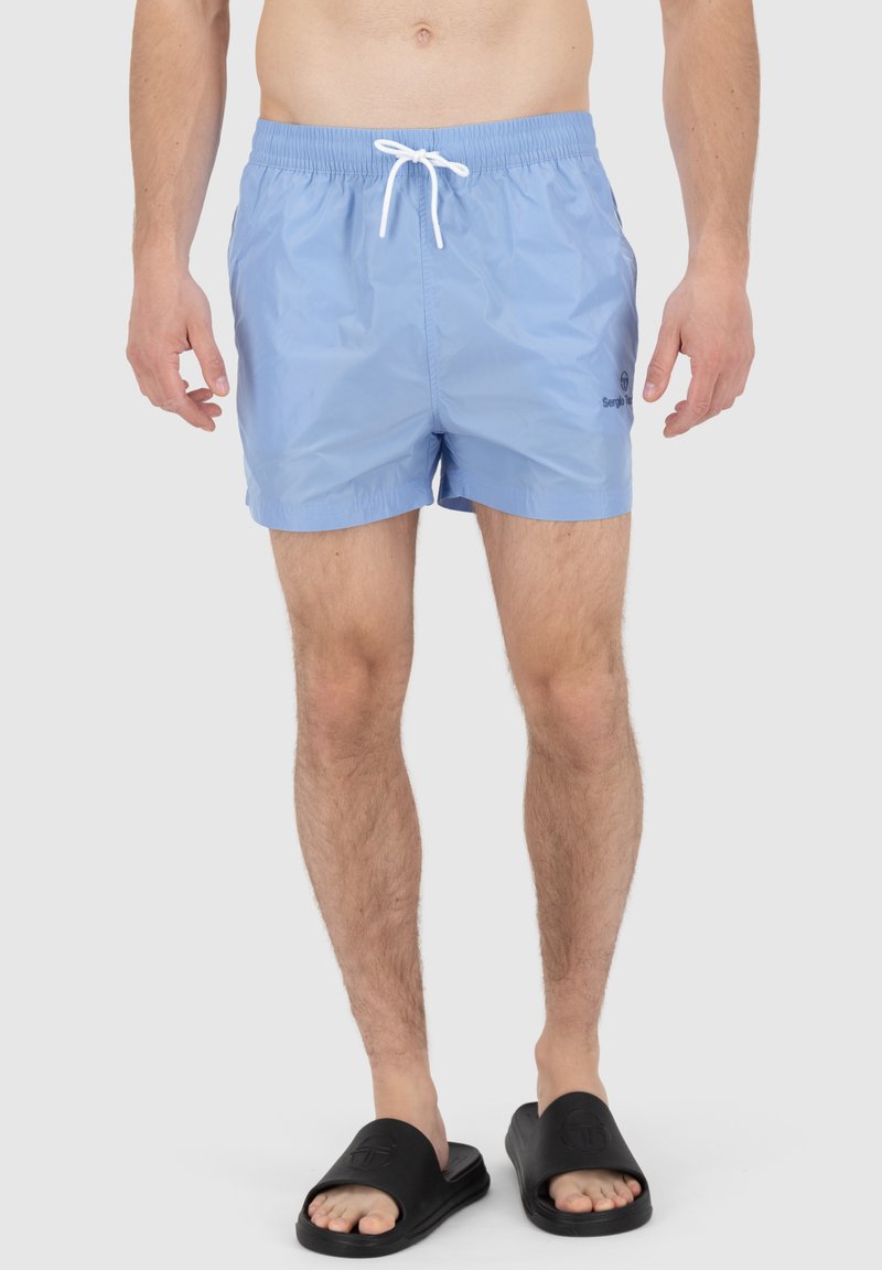 Pantaloni da bagno azzurri chiari realizzati in materiale leggero, con un elastico in vita e un cordoncino bianco, oltre a un piccolo logo sul davanti.