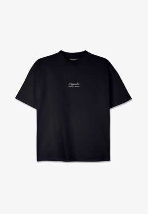 Must tee-shirt musta, lühikeste varrukate ja ümmarguse kaelusega, millel on vasakul rinnal valge tikandiga logo ning mugav lõige.