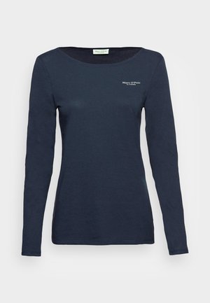 Granatowa, dopasowana koszula z długim rękawem, okrągłym dekoltem i małym białym logo "Marc O'Polo" na górnej lewej stronie klatki piersiowej.