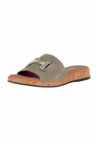 Sandalo a scorrimento con superiore in suede grigio morbido, dettaglio fibbia in tono argento e suola testurizzata simile al sughero. Design open-toe per una facile indossabilità.