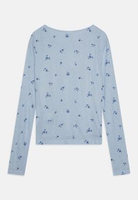 Lys blå langermet skjorte laget av myk stoff, med blomstermønster i mørkere blått. Enkel manneck, og tettsittende design.