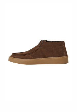 Brauner Wildleder-Casual-Schnürstiefel mit hellbrauner Gummisohle, seitlich auf weißem Hintergrund gezeigt.