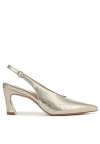 Metallisch zilveren slingback pump met spitse neus, textuurafwerking en een contoured blokhak. Verstelbare band met gespdetail.