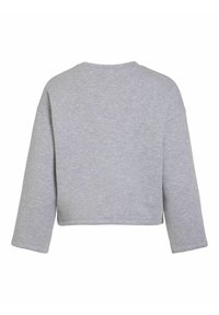 Sudadera corta gris hecha de tela suave, con mangas largas, un cuello redondo y un diseño minimalista sin logotipos ni patrones visibles.
