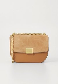 Borsa a tracolla in pelle color cuoio con patta in pelle scamosciata, tracolla a catena dorata e dettaglio quadrato in metallo sulla parte anteriore. Sezioni lisce e strutturate.