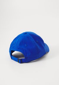Blå bomull baseball cap med buet skjerm, justerbar stropp bak og seks ventilasjonslufter på toppen.