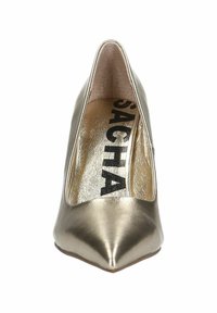 Chaussure à talon haut métallique dorée avec un bout pointu, texture lisse et un design à coupe basse. L'intérieur présente une doublure dorée brillante et le logo de la marque.