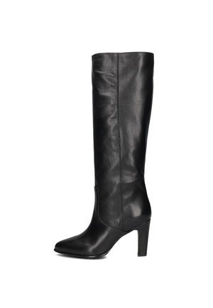 Bottes en cuir noir jusqu'au genou avec un design épuré, un embout pointu et un talon de 7,5 cm. Texture lisse et peu de détails sur la tige.