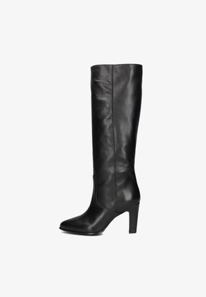 Knielange zwarte leren laarzen met een slank ontwerp, spitse neus en een hak van 7,5 cm. Gladde textuur en minimale details op de schacht.