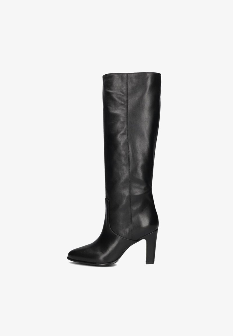 Knielange zwarte leren laarzen met een slank ontwerp, spitse neus en een hak van 7,5 cm. Gladde textuur en minimale details op de schacht.