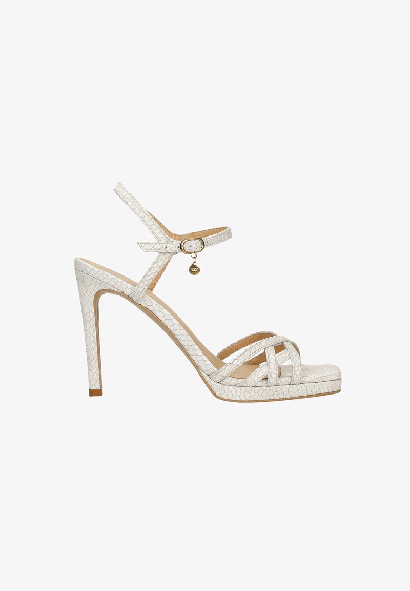 Bílé sandály na vysokém podpatku s texturovaným vzorem hadí kůže, otevřenou špičkou, křížovými popruhy, kotníkovým páskem se zlatým přívěskem a čtvercovou platformou.