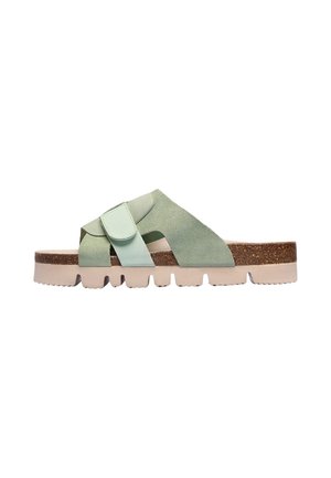 Sandalia tipo slide de ante verde claro con suela gruesa de corcho y tira ajustable sobre el pie, con una suela exterior beige resistente para mejor tracción.