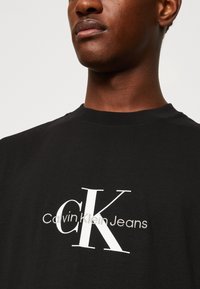 Calvin Klein Jeans MONOLOGO TEE UNISEX - T-shirt z nadrukiem