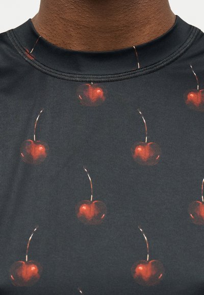 Κοντινό ενός μαύρου πουκάμισου με επαναλαμβανόμενο μοτίβο από κόκκινες κερασιές με μίσχο και στρογγυλή λαιμόκοψη.