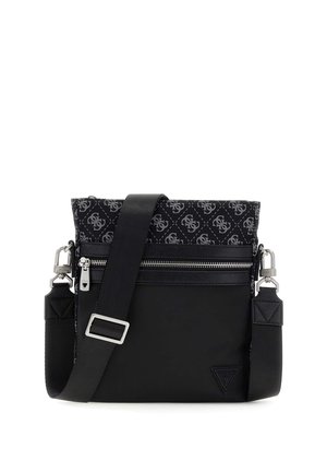 Zwarte crossbody tas met verstelbare riem, voorvak met ritssluiting en een patroon op het bovenste gedeelte met herhaald logo-ontwerp.