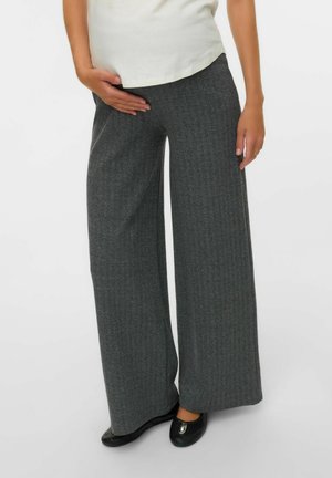MIT WEITEM BEINSCHNITT - Pantalon classique - black