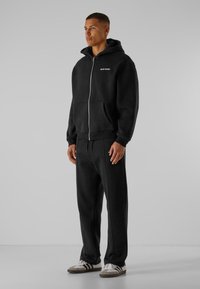 9N1M SENSE SENSE ESSENTIAL FLUFFY - Treniņtērpa apakšdaļas - black