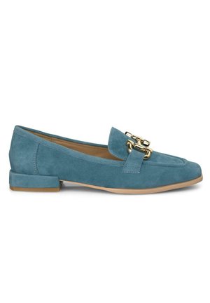 Suède loafers in teal met een lage blokhak. Bevat een decoratieve gouden kettingaccent op de wreef en een gladde, gesloten teendesign.
