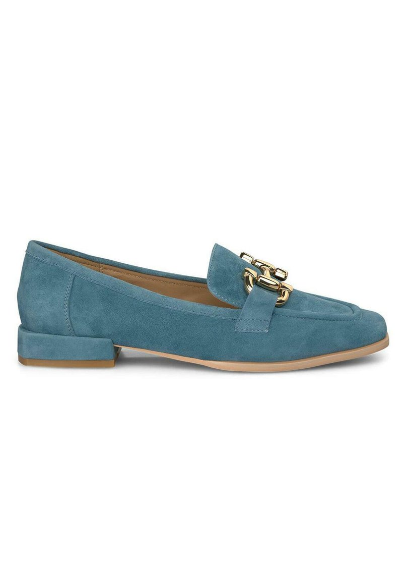 Suède loafers in teal met een lage blokhak. Bevat een decoratieve gouden kettingaccent op de wreef en een gladde, gesloten teendesign.