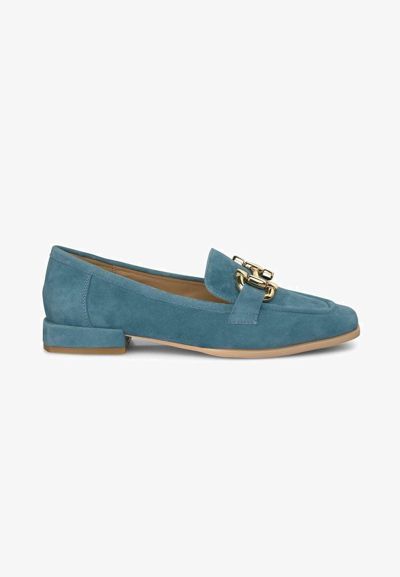 Suède loafers in teal met een lage blokhak. Bevat een decoratieve gouden kettingaccent op de wreef en een gladde, gesloten teendesign.