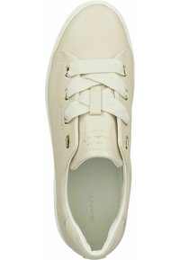 Beżowy skórzany sneaker z okrągłym noskiem, złotymi oczkami i białymi płaskimi sznurowadłami. Posiada subtelne oznaczenia na języku i wewnątrz.