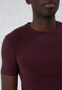 Pier One 3 PACK BASIC MUSCLE FIT T SHIRT - T-shirts - bordeaux/dark green/dark blue