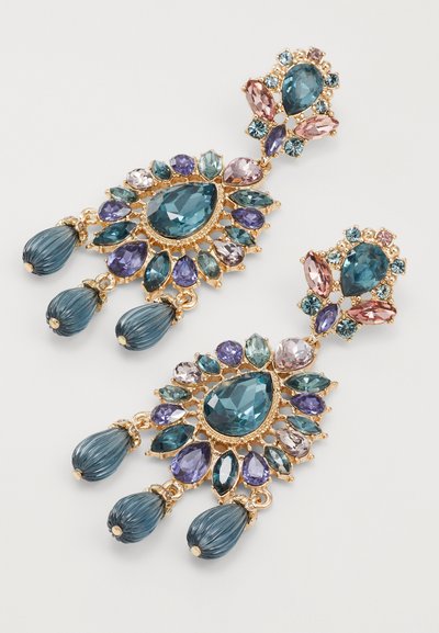Orecchini pendenti in tono oro con gemme blu, verdi, viola e rosa in varie forme, con accenti a goccia e dettagli intricati.