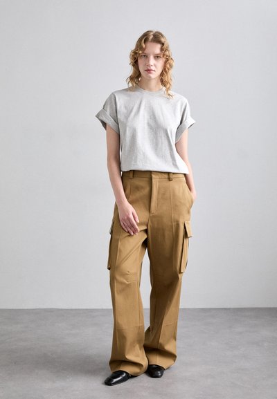 Victoria Beckham RELAXED TROUSER - Hlačami s stranskimi žepi - tobacco