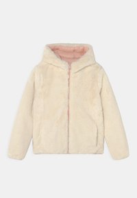 Giacca in pelliccia sintetica color crema con una texture morbida, cappuccio e foderatura rosa. Caratterizzata da una zip frontale e tasche laterali.