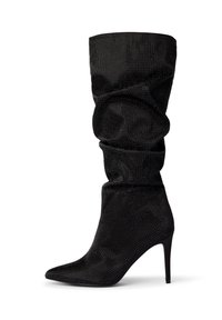 Czarne botki na wysokim obcasie z ostrym noskiem, z marszczonym wzorem i teksturą z ćwiekami, wykonane z miękkiego materiału. Smukły obcas w stylu stiletto.