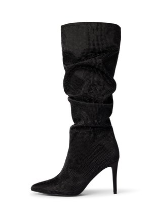 Stivale nero con tacco alto e punta affusolata, caratterizzato da un design arricciato e una texture con borchie, realizzato in un materiale morbido. Tacco a stiletto sottile.