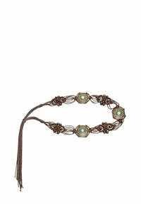 Cintura in macramè marrone con accenti metallici. Presenta centri turchesi e nodi decorativi, con estremità frangianti. Design sofisticato.