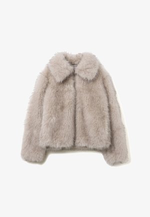 Kunstpelzjacke in hellem Beige mit abgerundetem Kragen, kurzem Schnitt und langen Ärmeln. Weiche, flauschige Textur ohne sichtbare Verschlüsse.