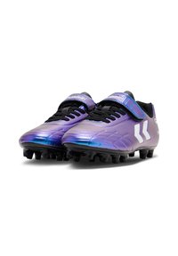Des chaussures de football en dégradé violet avec une tige synthétique élégante. Elles présentent des lacets noirs, une sangle Velcro et des crampons proéminents sur la semelle pour une traction optimale.