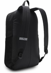 Juodas kuprinės su paminkštinta paviršiumi, tinklinėmis šoniniais kišenėmis, reguliuojamais diržais ir mažu logotipo akcentu pilkoje juostoje. Užtrauktuko uždarymas.