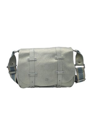 Sac messager en daim gris clair avec deux sangles verticales sur le rabat avant et une sangle d’épaule réglable à motif.