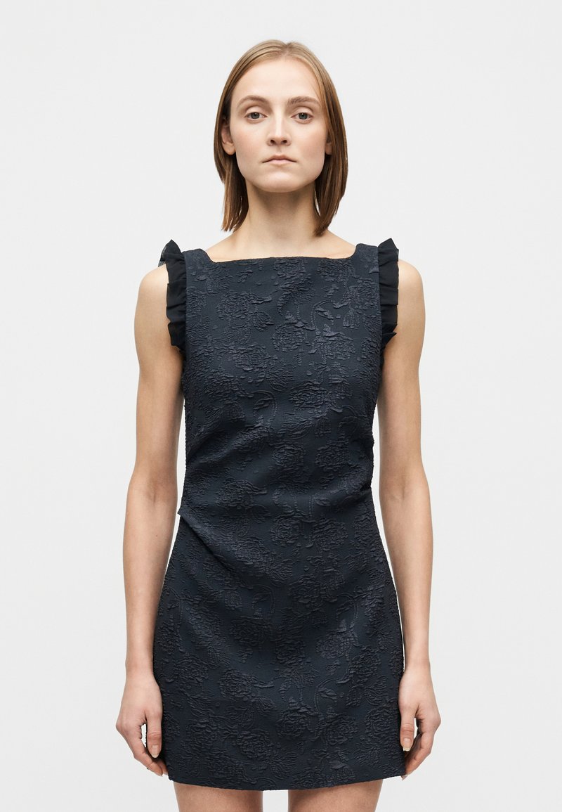 Rochie bleumarin cu model floral și finisaj texturat, cu mâneci scurte plisate și siluetă conică, decolteu pătrat.