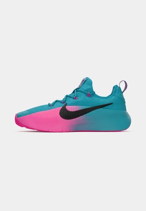 Blå og pink atletiske sneakers med sort Nike swoosh, stofoverdel, snørebånd og hæltræk, vist i sideprofil på hvid baggrund.