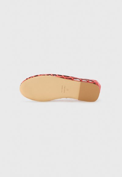 Baletă roșie cu vârful deschis și design de tip plasă. Fabricată din material flexibil, cu o talpă netedă de culoare bej solidă și o înălțime minimă a tocului.