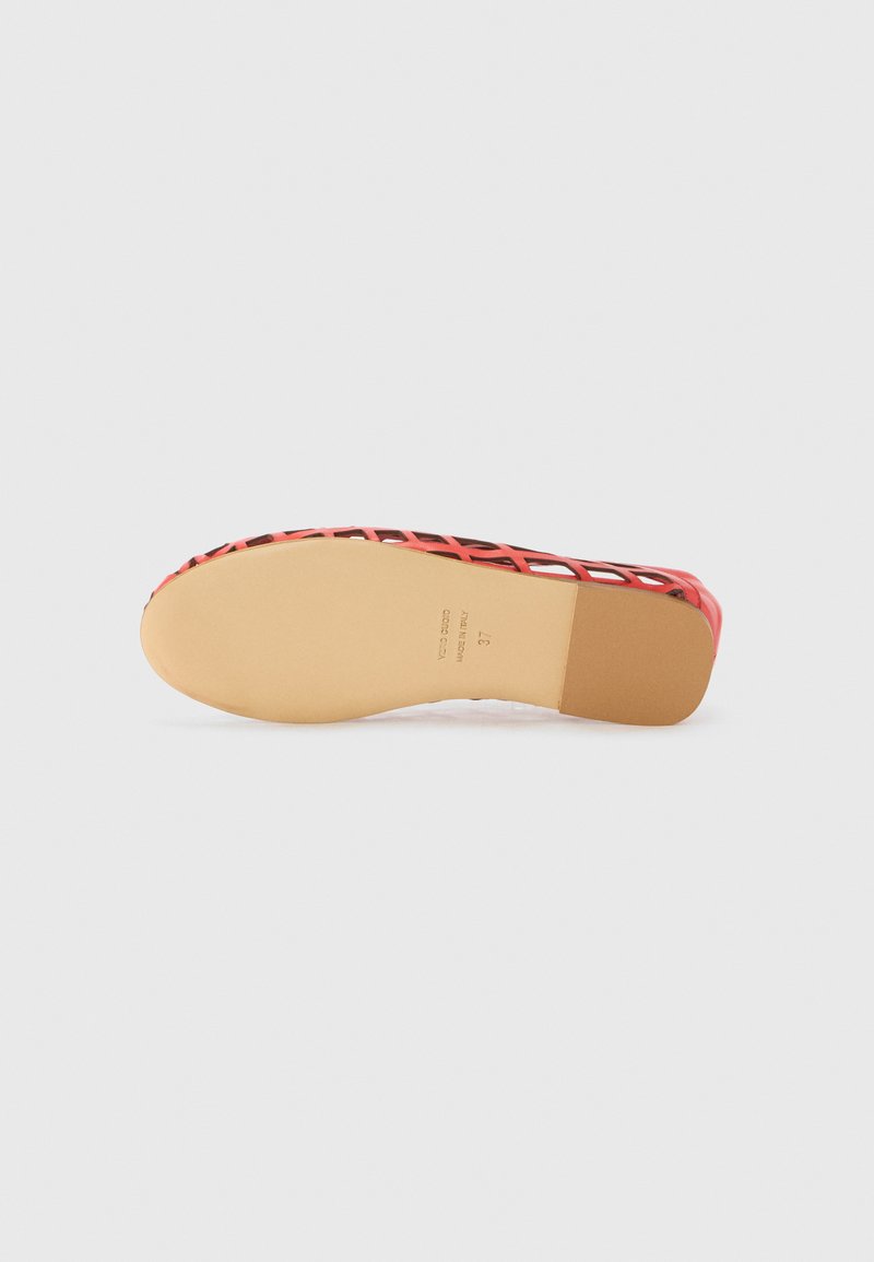 Bailarina roja abierta con diseño de entramado. Fabricada de material flexible, con una suela beige lisa y sólida y una elevación mínima del tacón.