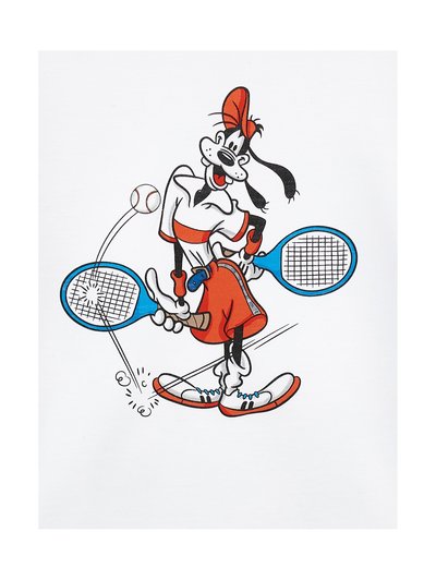 Tegneseriefigur med sort pels, iført en rød kasket og skjorte, blå tennisrackerter og hvide sko, med en tennisbold i luften.