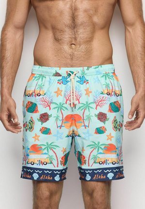 Maillots de bain pour hommes en bleu clair avec des motifs vibrants de poissons, palmiers et corail. Dotés d'une taille élastique avec cordon de serrage et d'une bande d'accent bleu marine.