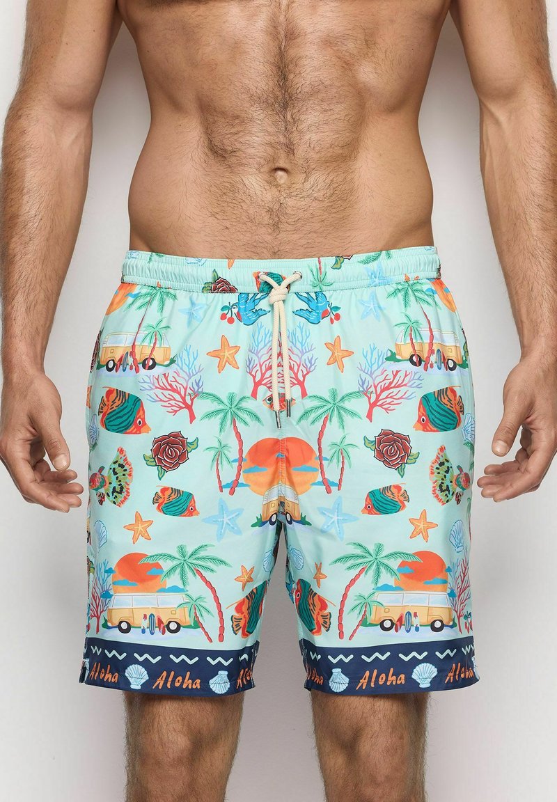 Maillots de bain pour hommes en bleu clair avec des motifs vibrants de poissons, palmiers et corail. Dotés d'une taille élastique avec cordon de serrage et d'une bande d'accent bleu marine.