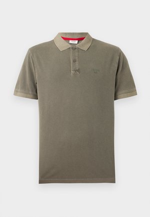 Krótkim rękawem polo w kolorze oliwkowej zieleni z dwoma guzikami, kołnierzykiem i subtelnym tłoczonym logo "JOOP!" na lewej piersi.