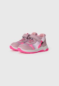 Ein Paar pinkfarbene und lila Kinderturnschuhe mit Klettverschlüssen und Gummisohlen auf einem weißen Hintergrund.