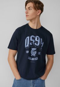 Marineblauwe katoenen t-shirt met een lichtblauw grafisch ontwerp met tekst en een afbeelding van een globe, ronde hals en korte mouwen.